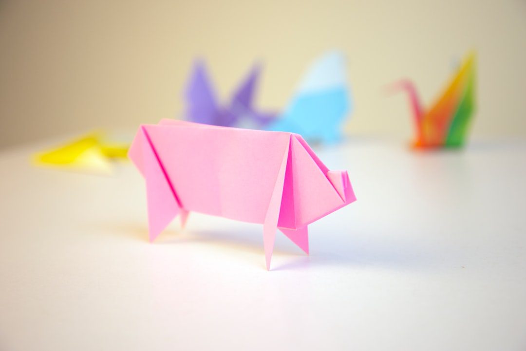 découvrez l'art fascinant de l'origami, où le papier se transforme en œuvres d'art délicates. apprenez des techniques, des modèles variés et laissez libre cours à votre créativité à travers cette pratique japonaise traditionnelle.