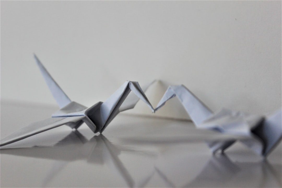 découvrez l'art fascinant de l'origami, une technique japonaise de pliage de papier qui transforme une simple feuille en magnifiques œuvres d'art. apprenez les bases, trouvez des tutoriels et laissez libre cours à votre créativité avec des modèles allant des plus simples aux plus complexes.